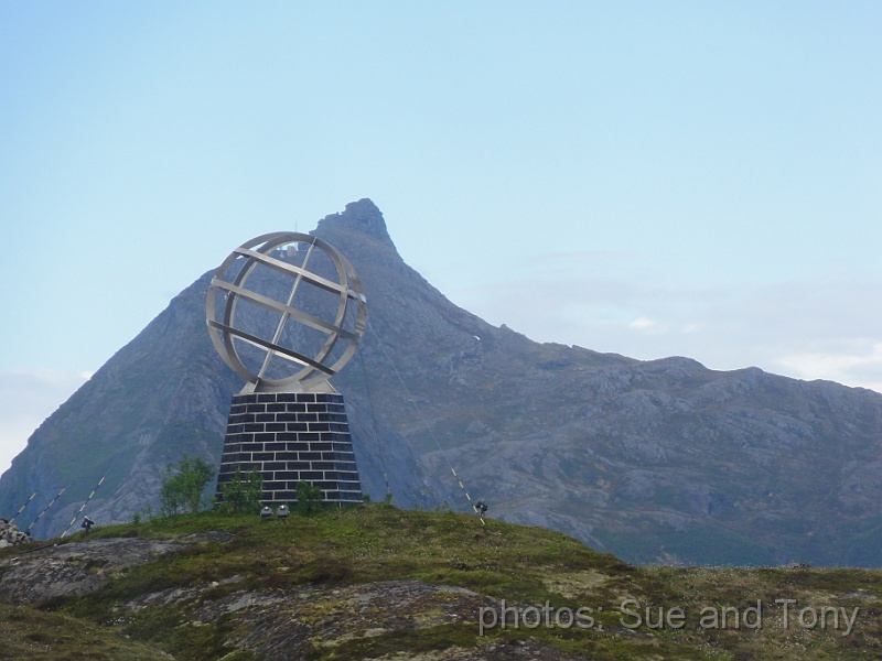 day10 0012.jpg - crossing the arctic circle about 9.30 am